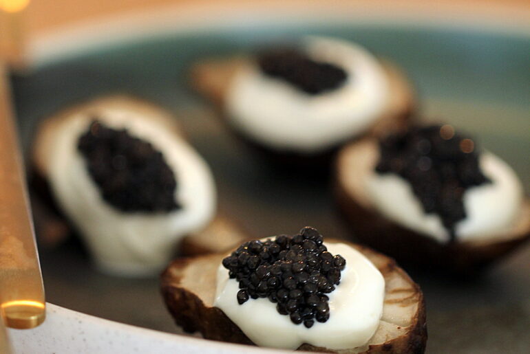 Opskrift på bagte jordskokker med creme fraiche og caviar