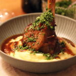 Opskrift på langtidsstegt lammeskank med kartoffelmos og gremolata - den perfekte vinterret