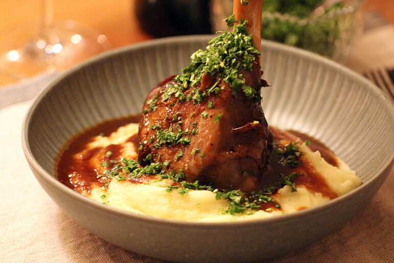 Opskrift på langtidsstegt lammeskank med kartoffelmos og gremolata - den perfekte vinterret