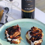 Opskrift på ristet brød med brie, æble, parmaskinke og balsamicoglace