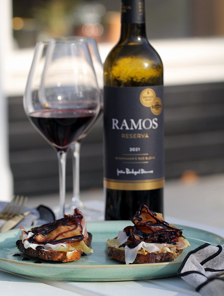 Opskrift på ristet brød med brie, æble, parmaskinke og balsamicoglace