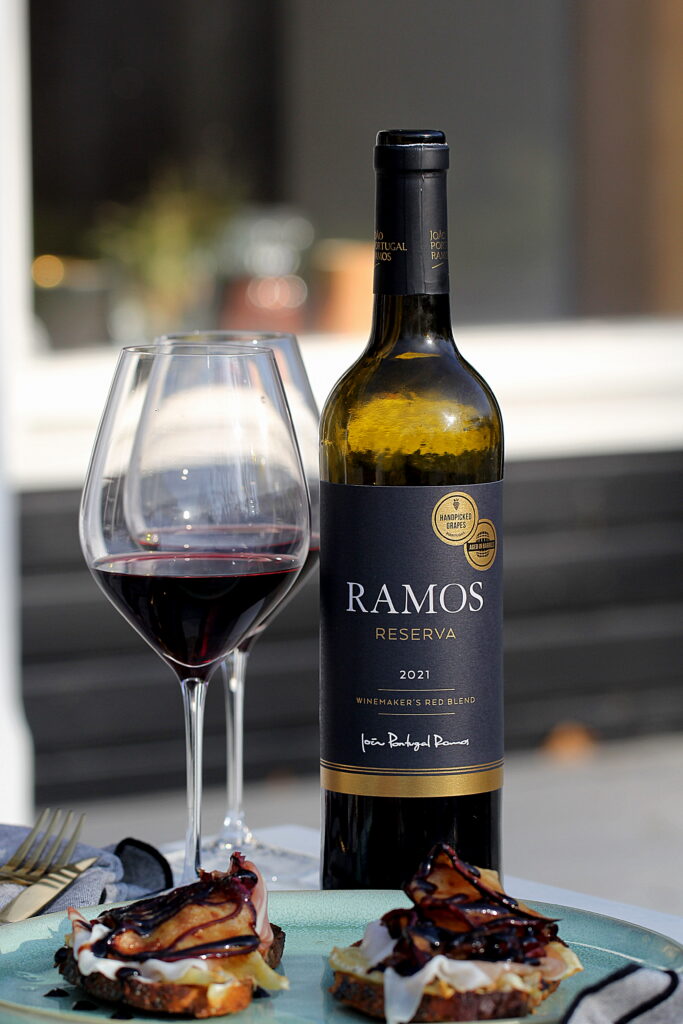 Opskrift på ristet brød med brie, æble, parmaskinke og balsamicoglace