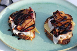 Opskrift på ristet brød med brie, æble, parmaskinke og balsamicoglace