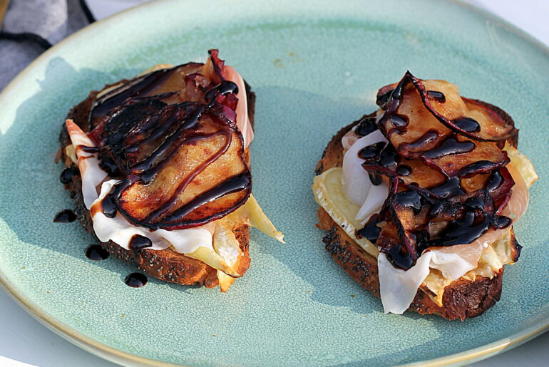 Opskrift på ristet brød med brie, æble, parmaskinke og balsamicoglace