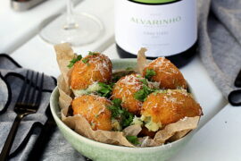 Opskrift på "Bolinho de bacalhau" - sprøde portugiske kartoffelkroketter med torsk