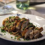 Opskrift på cremet pasta med løg og grillet kyllingebryst