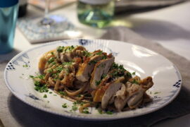 Opskrift på cremet pasta med løg og grillet kyllingebryst