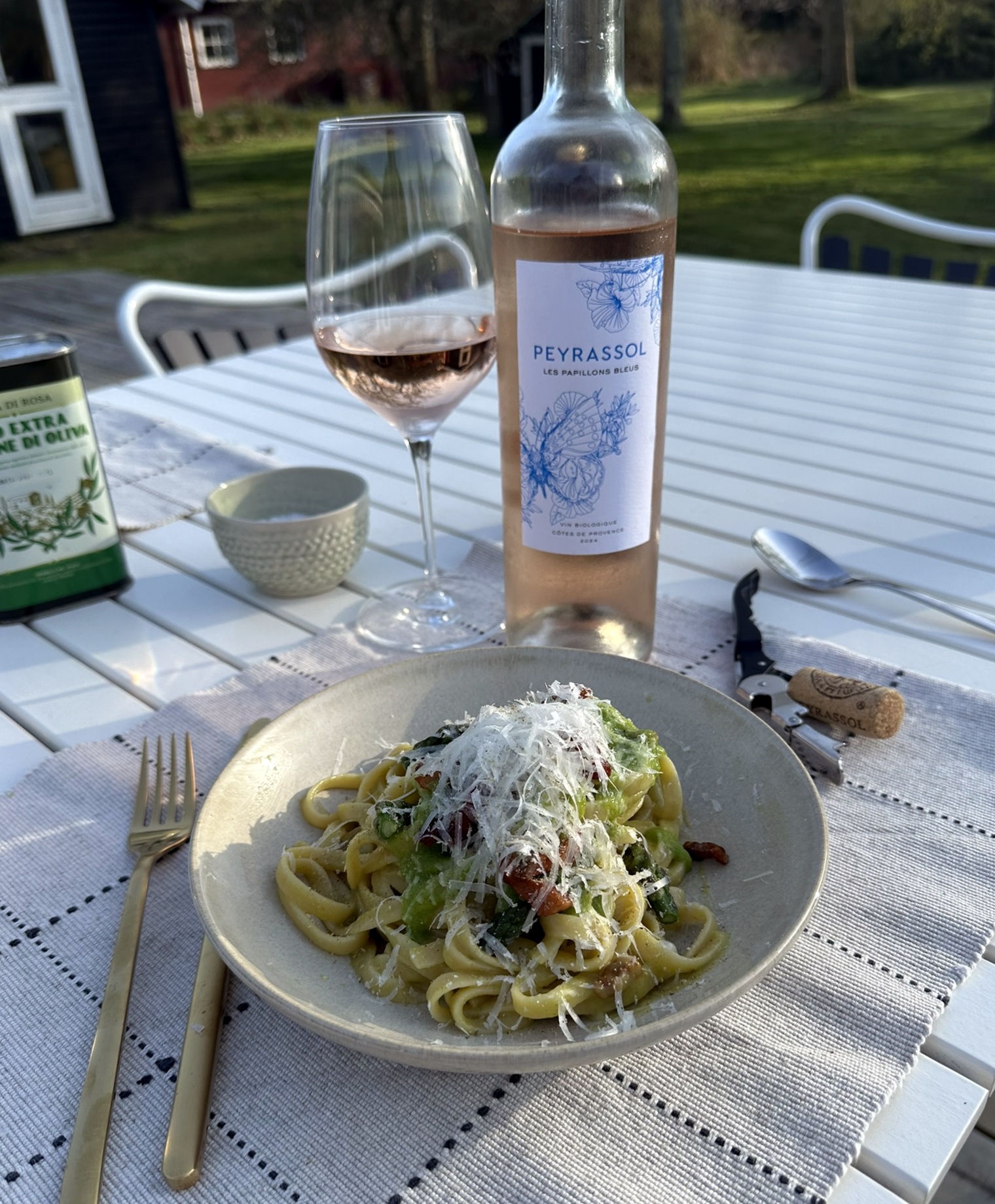 Sommer-carbonara - den du kender - men med friske grønne asparges