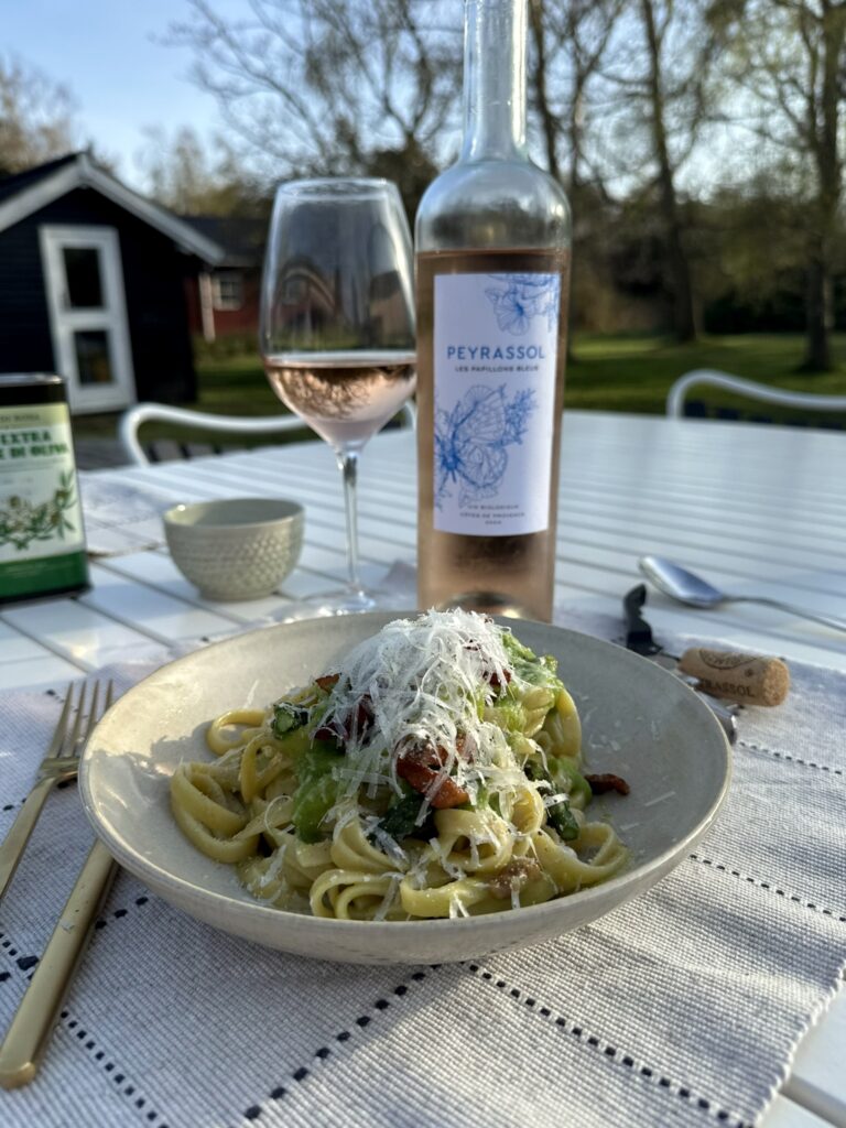 Sommer-carbonara - den du kender - men med friske grønne asparges
