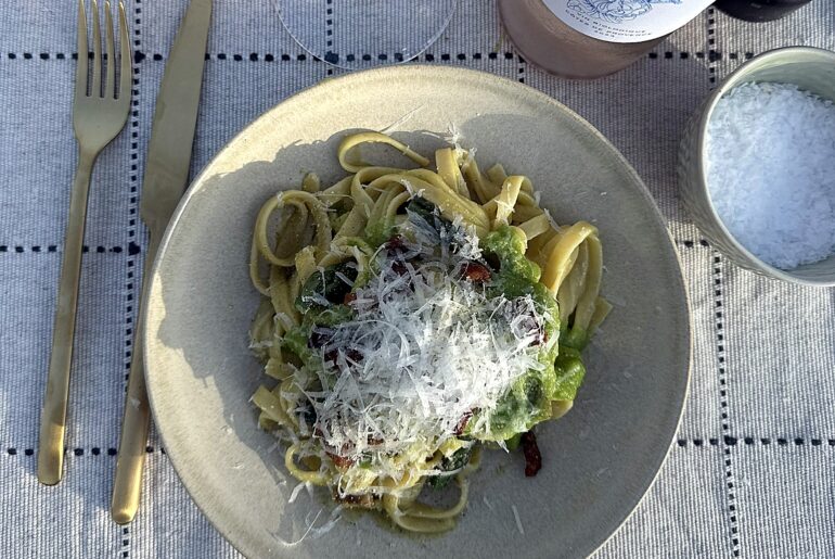 Sommer-carbonara - den du kender - men med friske grønne asparges