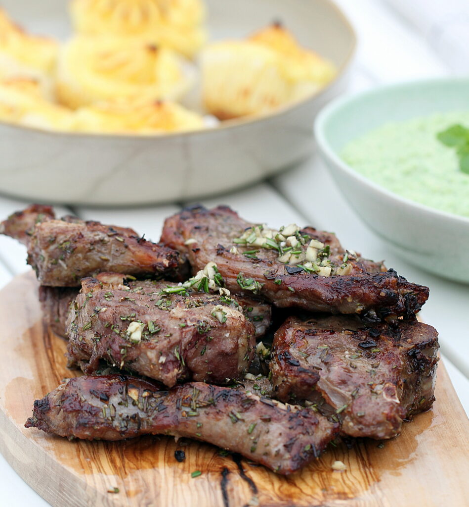 Grillet lam med pommes duchesse, ærte-myntecreme, grillet spidskål og en fremragende rødvin fra Ruffino!