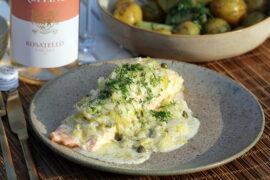 Opskrift på nem laks med porrer, fennikel og kapers i mascarponesauce