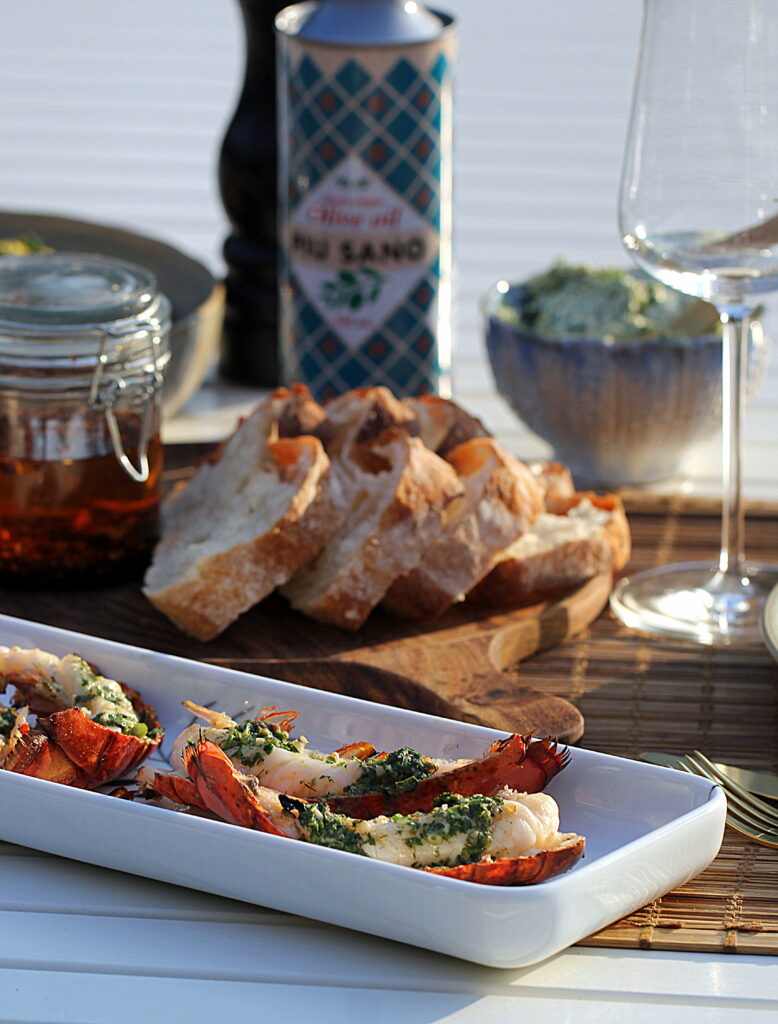 Sommermad: Opskrift på hummerhaler med salsa verde-smør på grillen