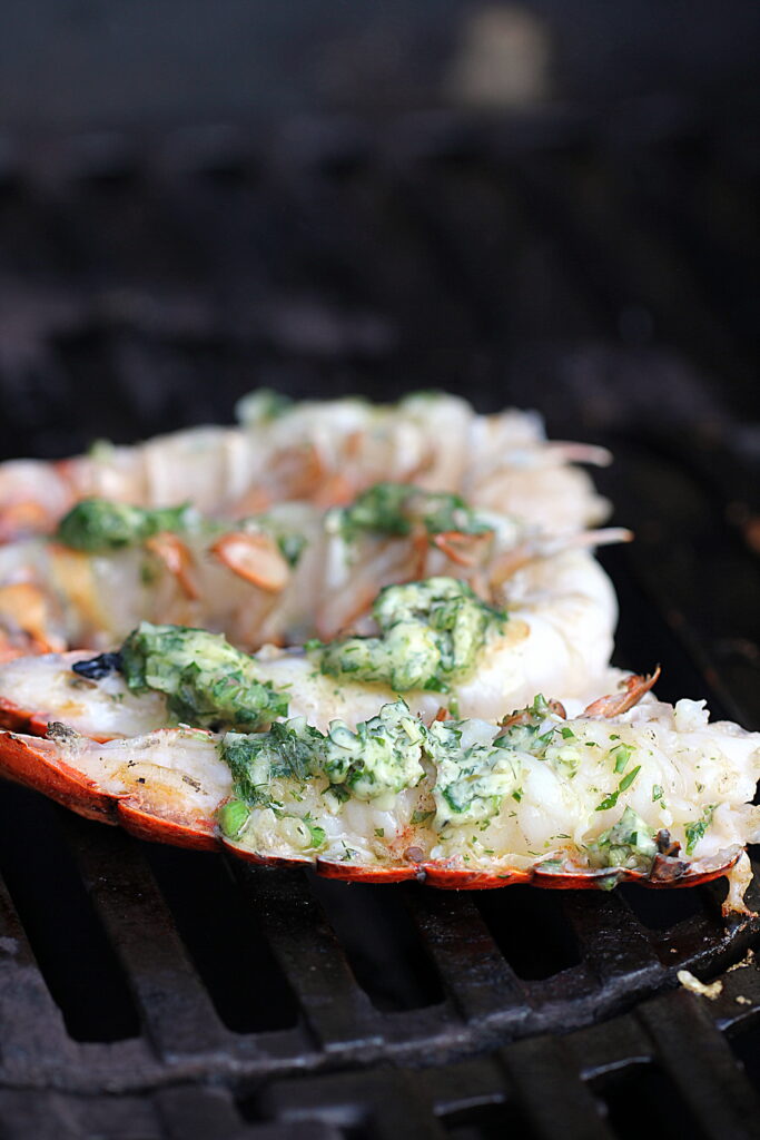 Sommermad: Opskrift på hummerhaler med salsa verde-smør på grillen