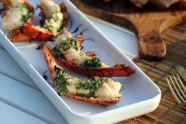 Sommermad: Opskrift på hummerhaler med salsa verde-smør på grillen