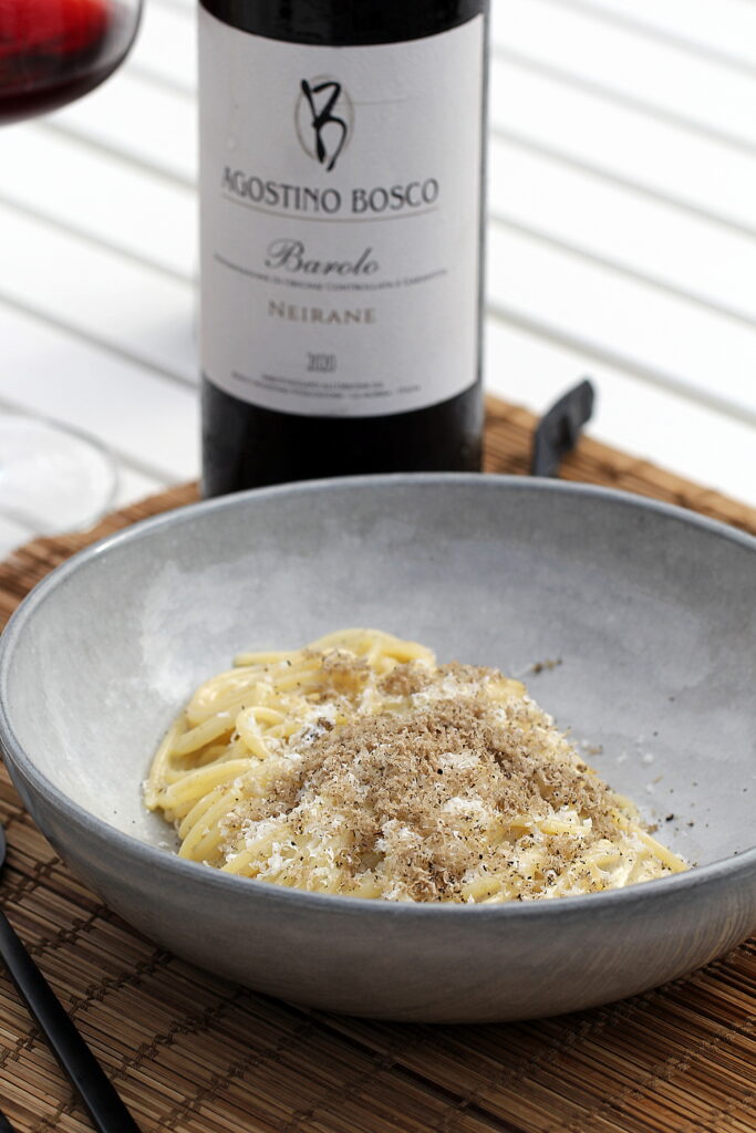 Opskrift på cremet pasta med friske vintertrøfler og Barolo til