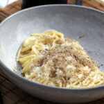 Opskrift på cremet pasta med friske vintertrøfler og Barolo til