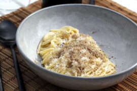 Opskrift på cremet pasta med friske vintertrøfler og Barolo til