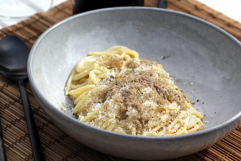 Opskrift på cremet pasta med friske vintertrøfler og Barolo til