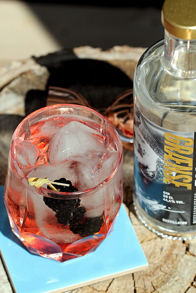 Opskrift på Bramble cocktail – en moderne klassiker med britisk sjæl