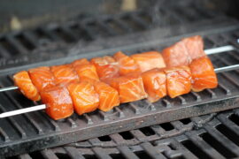 Grillet asiatisk laks med wasabicreme og krydderurtemarinade