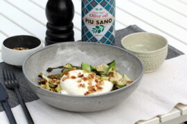 Opskrift på grillet squash, burrata, pinjekerner med PIU SANO jomfruolivenolie