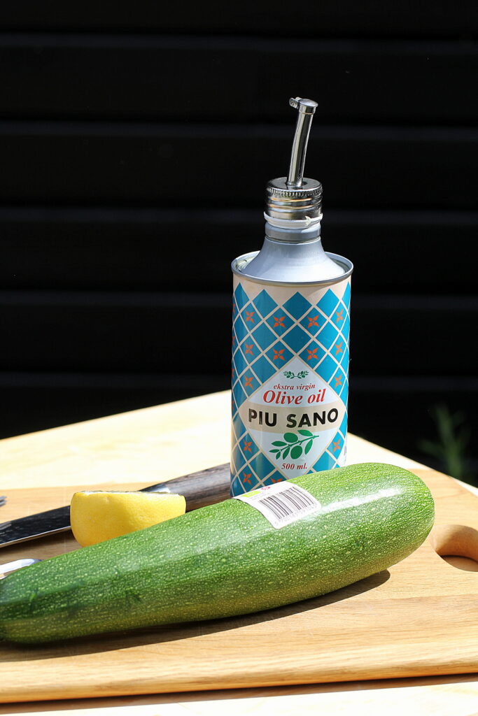 Opskrift på grillet squash, burrata, pinjekerner med PIU SANO jomfruolivenolie