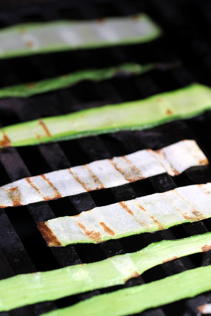 Opskrift på grillet squash, burrata, pinjekerner med PIU SANO jomfruolivenolie