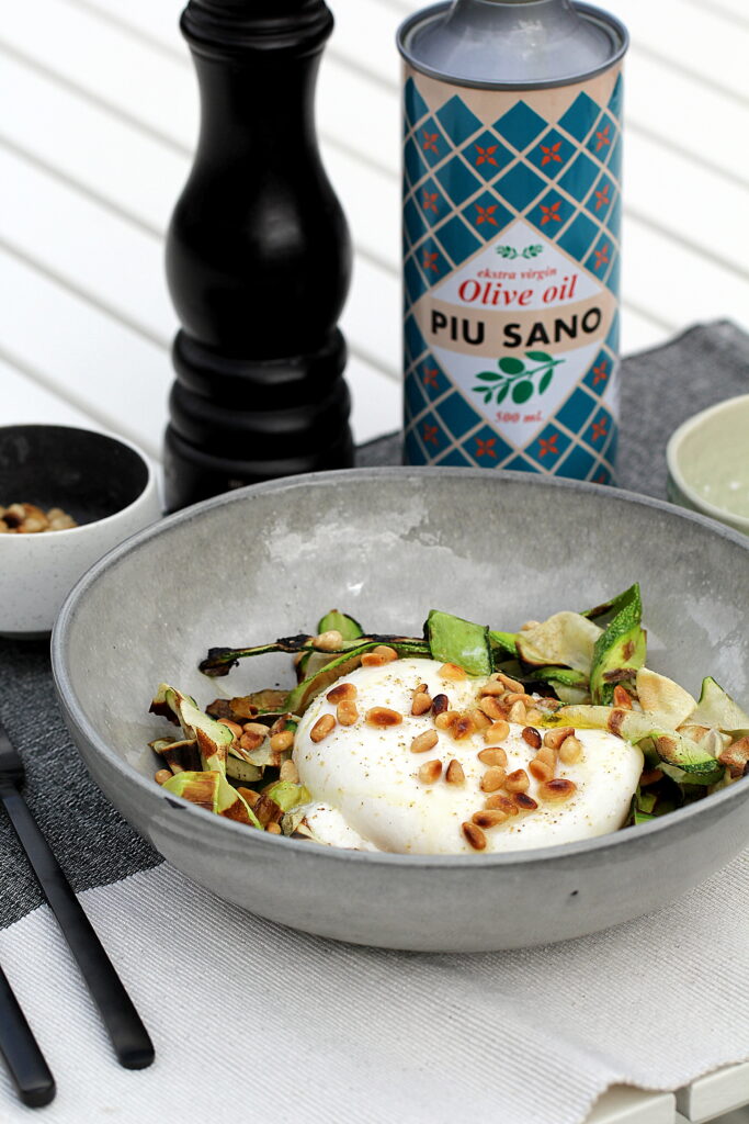 Opskrift på grillet squash, burrata, pinjekerner med PIU SANO jomfruolivenolie