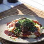 Opskrift på braisserede svinekæber i Guinness med kartoffelmos