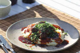 Opskrift på braisserede svinekæber i Guinness med kartoffelmos