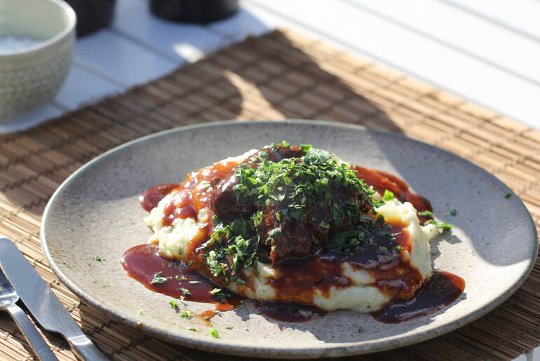 Opskrift på braisserede svinekæber i Guinness med kartoffelmos