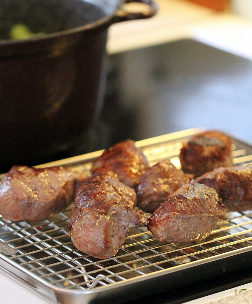 Opskrift på braisserede svinekæber i Guinness med kartoffelmos