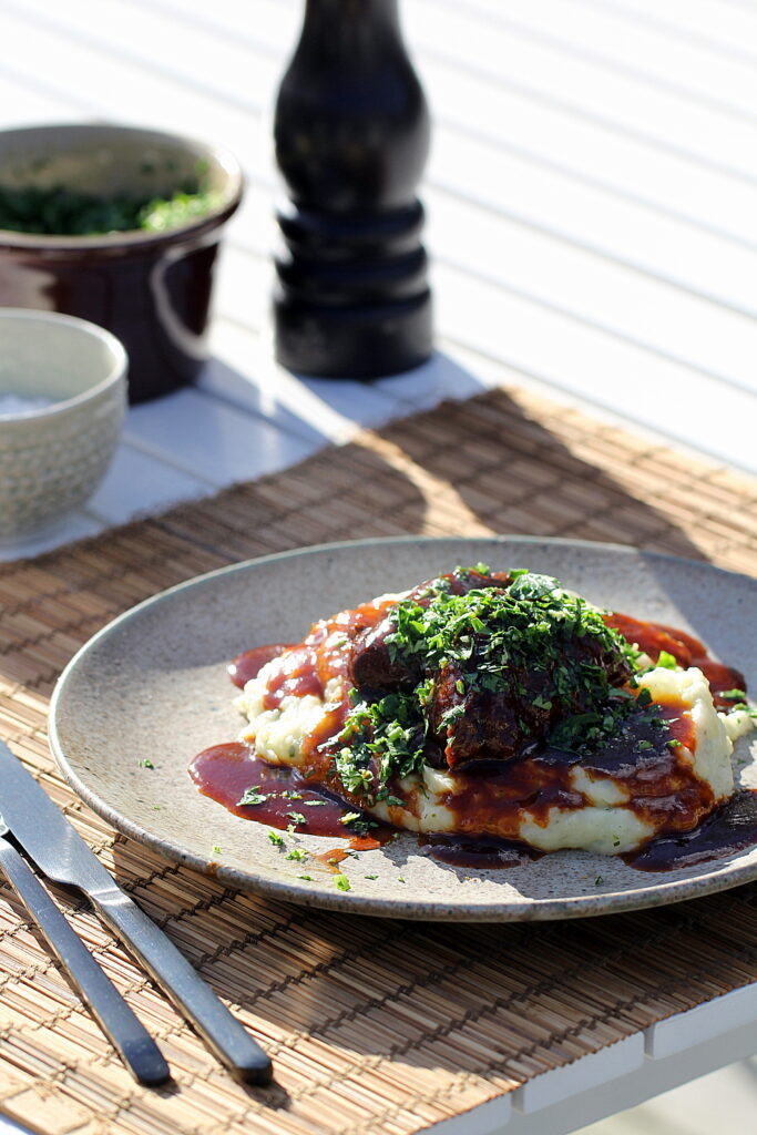 Opskrift på braisserede svinekæber i Guinness med kartoffelmos