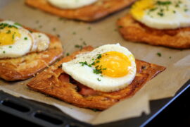 Opskrift på nem "snyde croque madame", som du kan lave til mange gæster