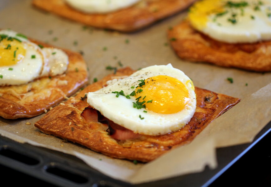 Opskrift på nem “snyde croque madame”, som du kan lave til mange gæster