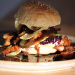 Opskrift på "reste-burger" med overskud fra and, flæskesteg eller kylling