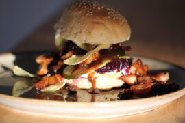 Opskrift på "reste-burger" med overskud fra and, flæskesteg eller kylling