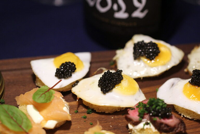 Nem snack til fest, fødselsdag eller nytår: Blinis med vagtelæg og caviar