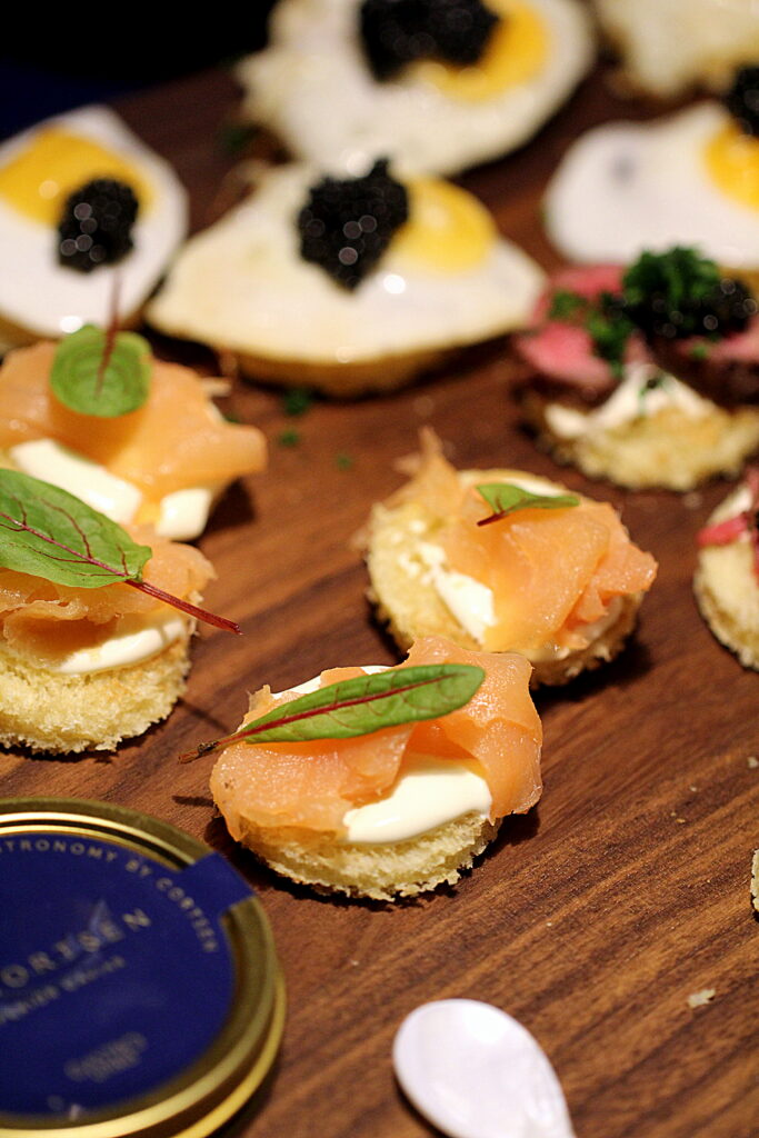 Hurtig snack til fest, fødselsdag og nytår: Blinis med creme fraiche, laks og skovsyre