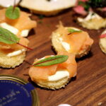 Hurtig snack til fest, fødselsdag og nytår: Blinis med creme fraiche, laks og skovsyre