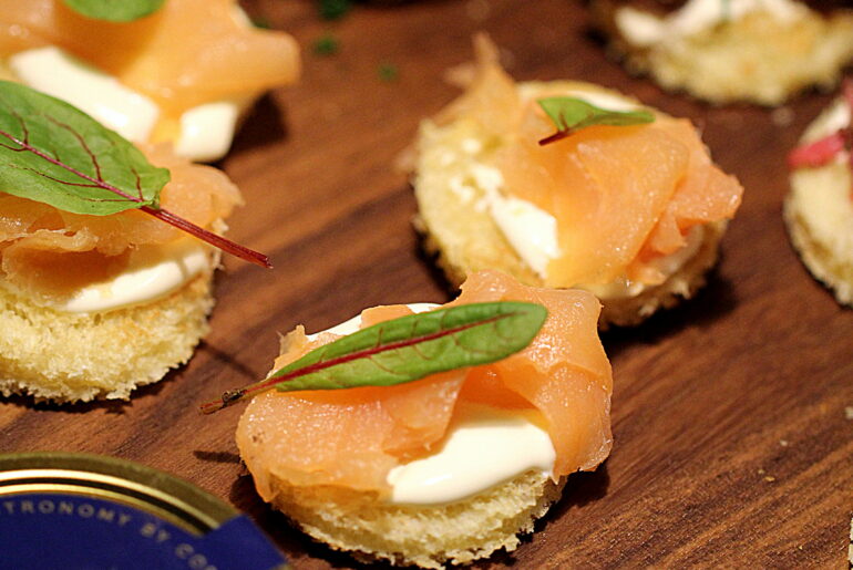 Hurtig snack til fest, fødselsdag og nytår: Blinis med creme fraiche, laks og skovsyre