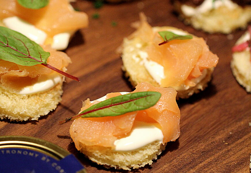 Hurtig snack til fest, fødselsdag og nytår: Blinis med creme fraiche, laks og skovsyre