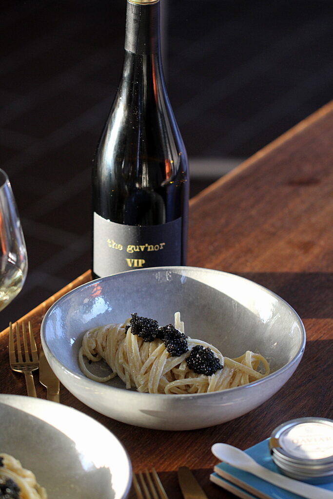 Nem og luksuriøs opskrift på cremet pasta toppet med caviar