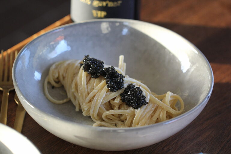 Nem og luksuriøs opskrift på cremet pasta toppet med caviar