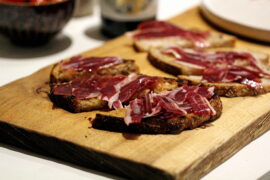 Nem opskrift: Grillet brød, jamón og ekstra jomfruolivenolie
