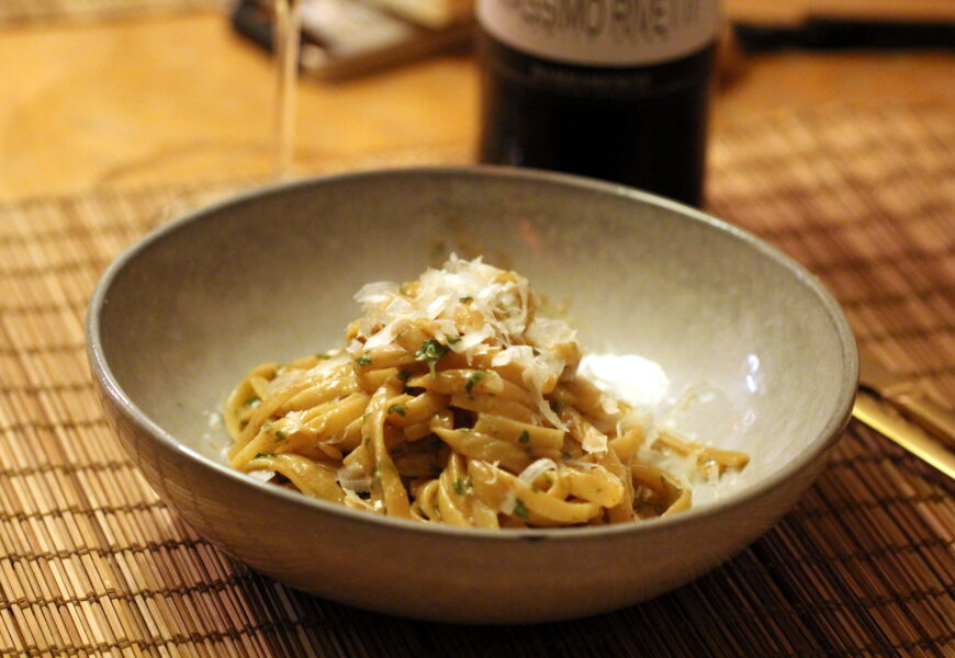 Nem pasta med smør, ansjos og parmesan