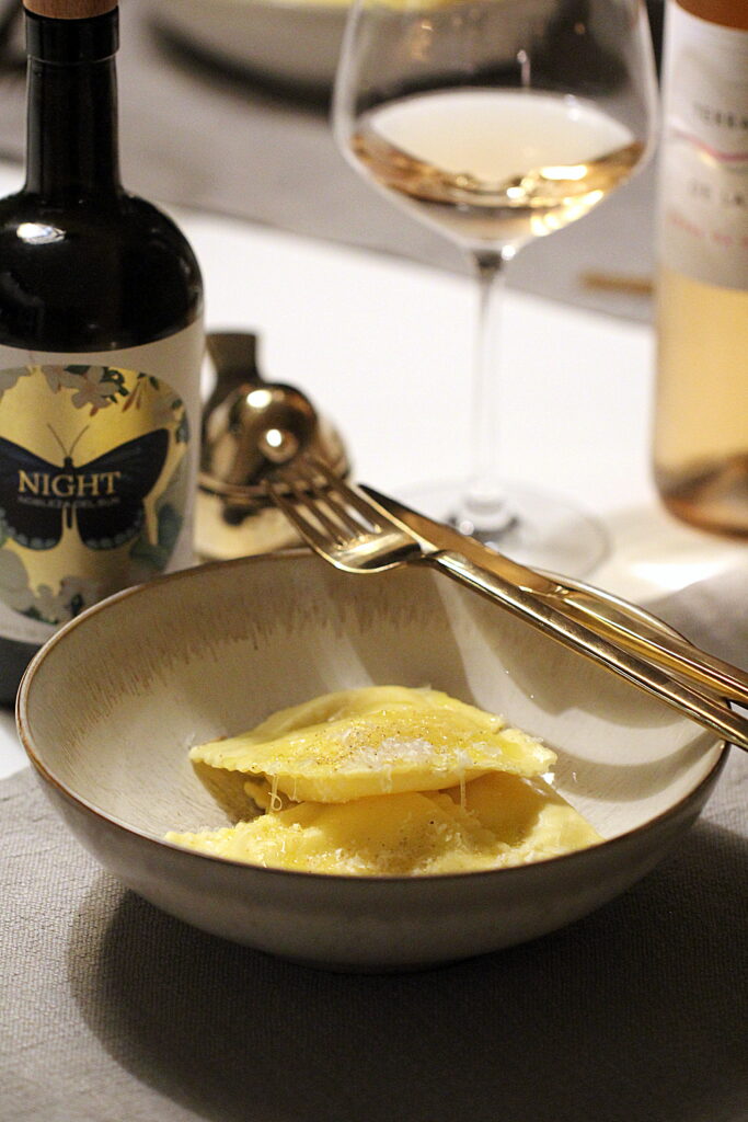 Opskrift på nem ravioli med ekstra jomfruolivenolie og parmesan