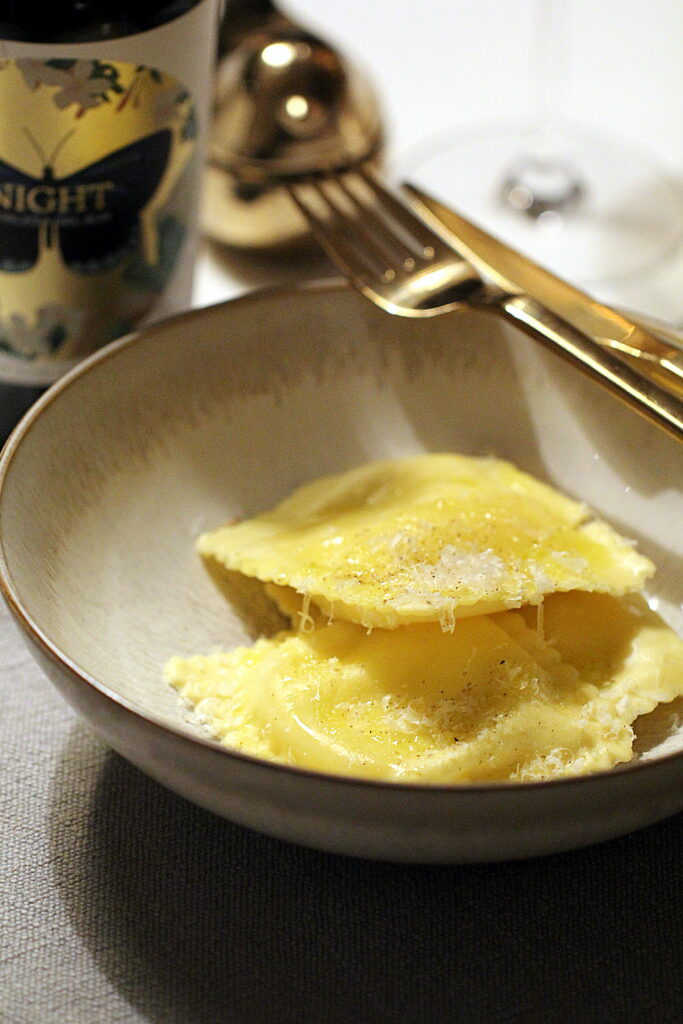 Opskrift på nem ravioli med ekstra jomfruolivenolie og parmesan