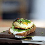 Opskrift på grillet surdejsbrød med ricotta, avocado, fløde og spejlæg med chili